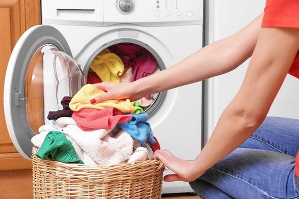 Bạn hãy bỏ hết quần áo ra ngoài để sửa máy giặt