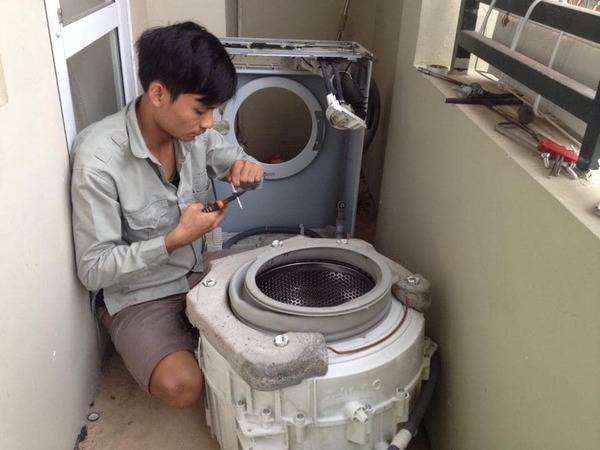 Nhân viên thực hiện sửa chữa sau khi xác định được lỗi máy giặt