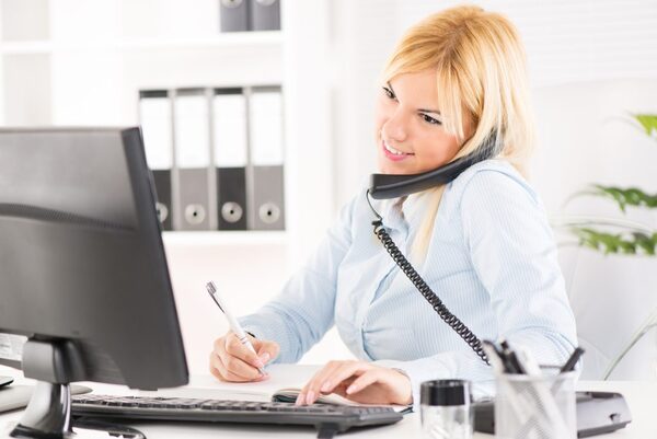Nhân viên tiếp nhận thông tin qua số hotline hoặc trang web