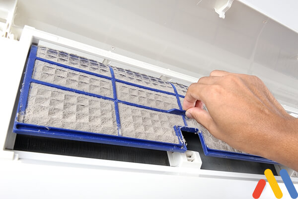 cách vệ sinh máy lạnh daikin là chuẩn bị dụng cụ