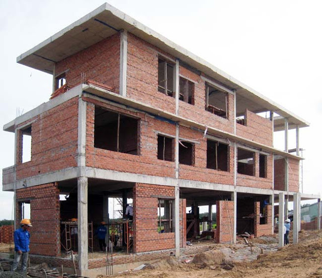 Công nhân thi công xây dựng phần thô của căn nhà hai tầng