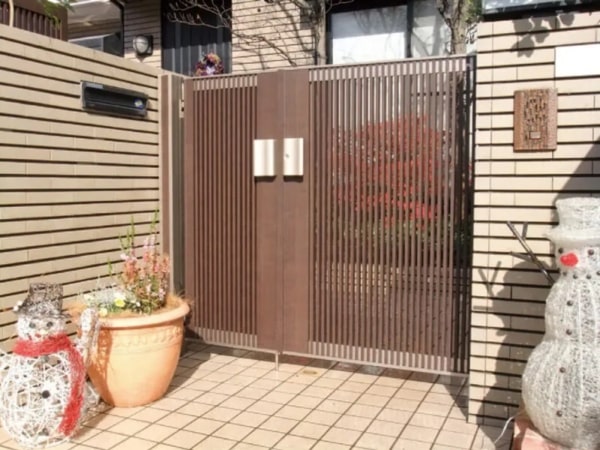 Mẫu cửa cổng gỗ nhựa 2 cánh hiện đại cho nhà mặt phố