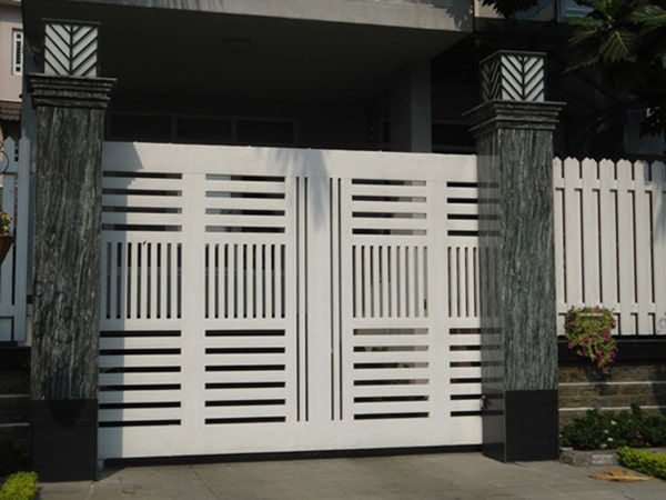 Cổng tường rào sắt họa tiết đơn điệu theo phong cách hiện đại