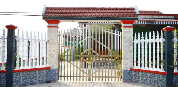 Mẫu cổng rào sắt màu xám nổi bật phổ biến hiện nay