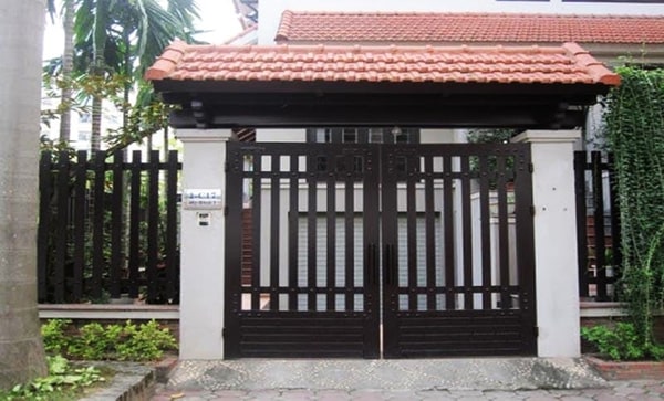 Mẫu cổng tường rào bằng gỗ cho nhà hiện đại
