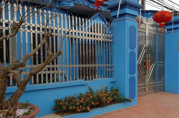 Mẫu cổng hàng rào inox cho nhà cấp 4 sơn xanh nổi bật