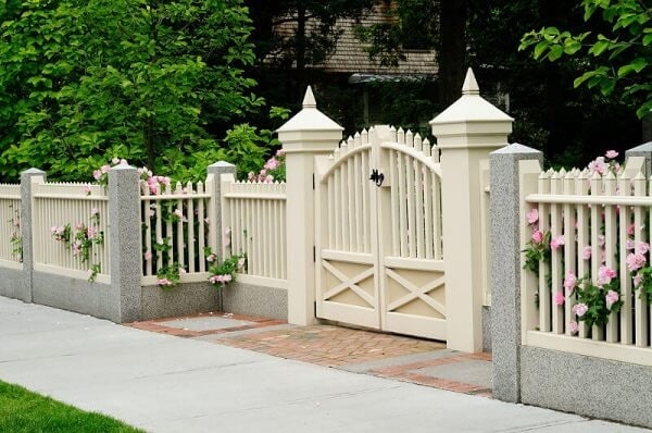 Mẫu cổng rào nhà cấp 4 màu trắng sữa với hoa đẹp