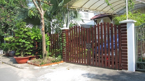 Mẫu cổng tường rào bằng gỗ cho nhà ở cấp 4