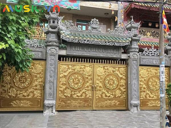 Cổng nhôm đúc nhà chùa