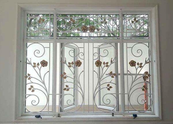 Mẫu cửa sổ sắt mỹ thuật đẹp với họa tiết hoa lá nổi bật