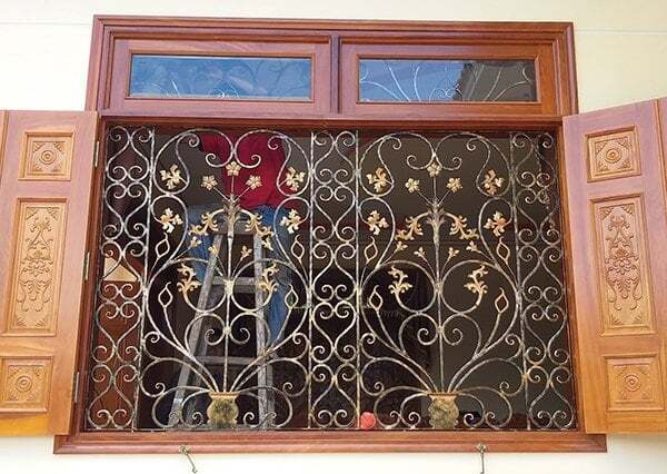 Mẫu cửa sổ hoa sắt thiết kế uốn cong nghệ thuật