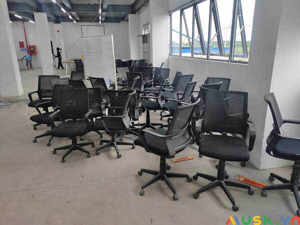 hình ảnh thu mua bàn ghế văn phòng cũ tphcm của các đơn vị tại Musk.vn