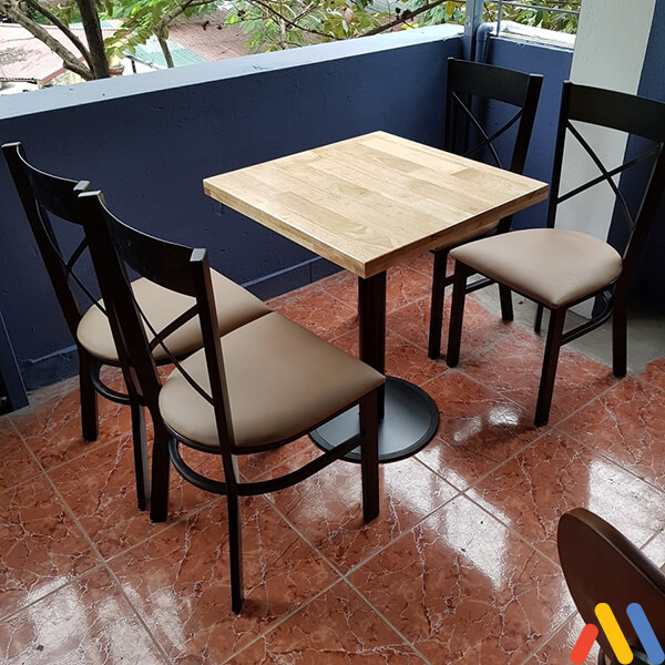 kích thước bàn ghế cafe bố trí hai bên cho bàn bốn người